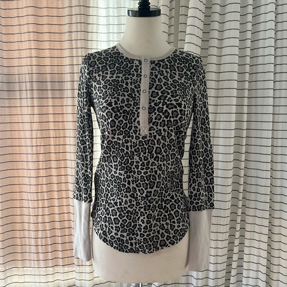 NWT Splendid Women’s Thermal Waffle Knit Henley Leopard Print Black Cream XS L - Picture 1 of 7